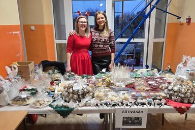 Kalácsok illata és mosolyok, a pultnál finomság minden korosztálynak (Varga Zoltán felvétele)