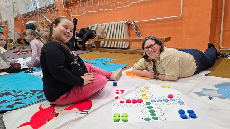 A földön együtt játszani mindig öröm (Varga Zoltán felvétele)