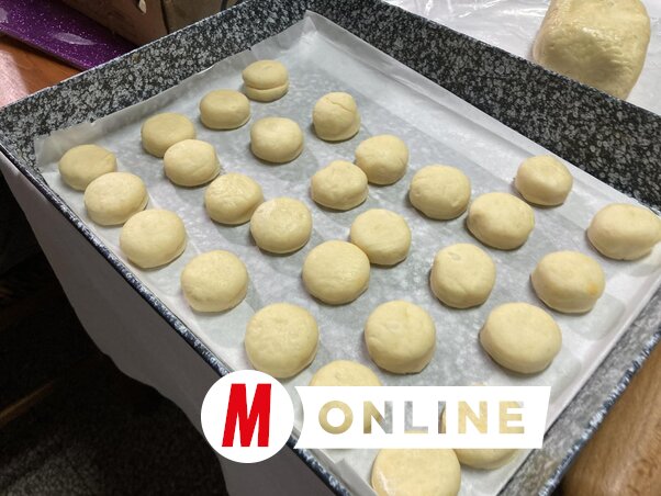 A frissen szaggatott pogácsák már a tepsiben várják a sütést (Paraczky László felvétele)