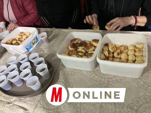 Az elkészült falatok teával kínálva kerültek az asztalra (Paraczky László felvétele)