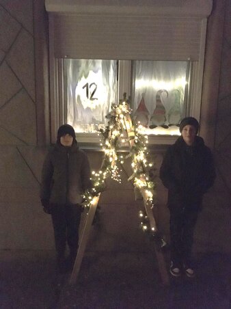 A testvérpár a manós ablaknál (Fotó: Rúzsa Lídia archívuma)