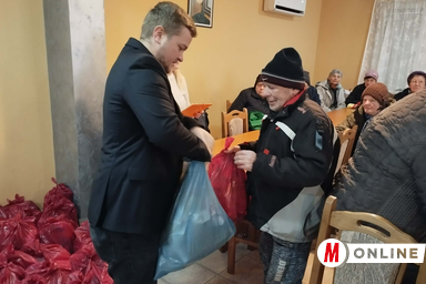 Körtvélyesi János szerint egy ilyen segélycsomag jóval többet jelent néhány alapélelmiszernél (Fotó: Kancsár Izabella)