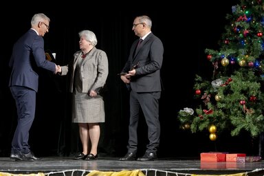 Soltész Miklós és Sztojka Attila államtitkár átadja a díjat Zakar Irinának, a Dnipro Országos Ukrán Kulturális Egyesületnek igazgatójának (Fotó: MTI)