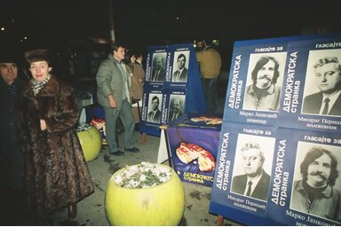 Az ellenzéki Demokrata Párt egy standja az 1990-es választási kampányban / Fotó: wikipedia.org