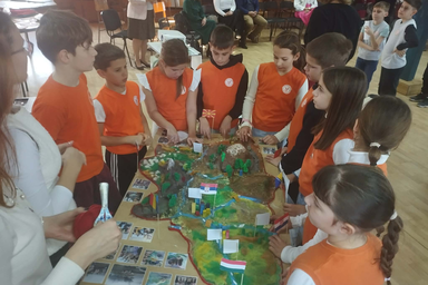 A negyedikesek egy látványos terepasztalon mutatták be Szerbia szépségeit, természeti kincseit (Fotó: Kancsár Izabella)