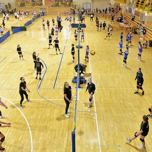 Egyszerre tíz pályán zajlott az újévi röplabda torna (Fotó: Gergely Árpád)