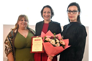 Homolya Horváth Ágnes Erdődi Edvina igazgatóval és Pesevszki Evelyn főszerkesztővel/Ótos András felvétele