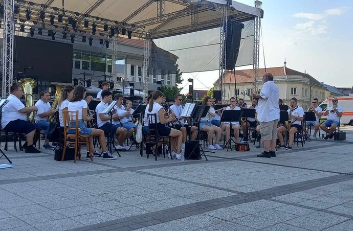A zenekar más együttesekkel is kiváló kapcsolatot ápol; a hajdúböszörményi zenészekkel már 15 éve elválaszthatatlanok, sokszor fellépnek egymás fesztiváljain, eseményein/Privát archívum
