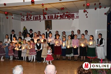 Közös ünnepi ének a karácsonyi műsor végén (Fotó: Paraczky László felvétele)