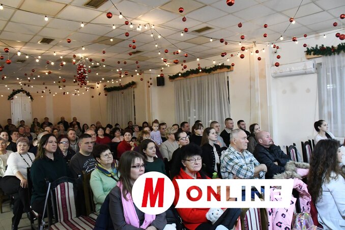 A vendégek és a közönség várja az ünnepi műsor kezdetét (Fotó: Paraczky László felvétele)