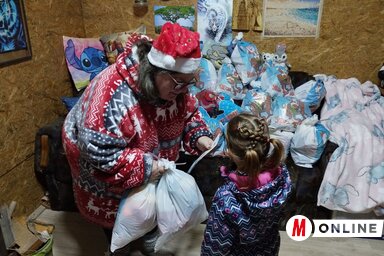 Osztrogonác Hajnalka csomagokkal várta a gyerekeket (Fotó: Lukács Melinda felvétele)