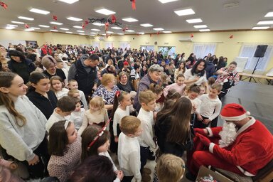 A Télapó 200 csomagot osztott ki (Fotó: Gunaras HK)