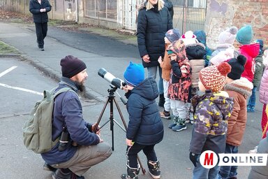 A gyerekek távcsövön keresztül szemlélték meg a madarakat (Fotó: Tóth Péter felvétele)
