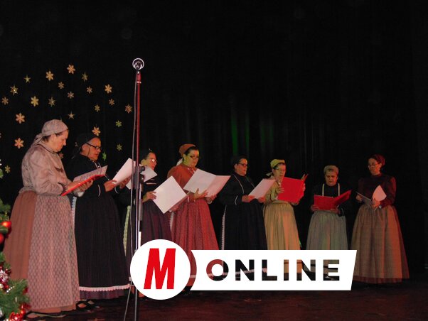 A rendezvényen az Őszirózsa asszonykórus új viseletében állt a színpadra