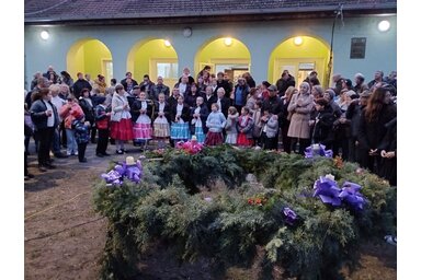 Meggyújtották a falu közös adventi koszorújának negyedik gyertyáját / Fotó: Lukács Melinda