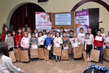 A képzőművészeti pályázat díjazottjai (Fotó: Petőfi Sándor Magyar Kultúrkör)