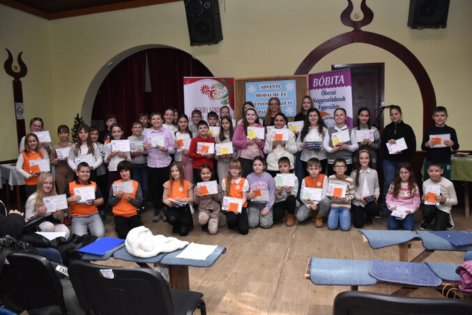 Az irodalmi pályázat díjazottjai (Fotó: Petőfi Sándor Magyar Kultúrkör)