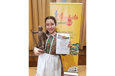 Gyólai Fanni Telcs Ede szobrának gyönyörű másolatát vihette haza, amely a mesék bátor, leleményes, apró hősét idézi meg/Fotó: Vukelity Csilla