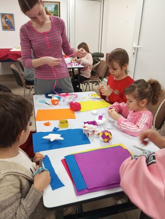 A gyerekek saját karácsonyfadíszeket alkotnak (Fotó: Szentmártoni Renáta)