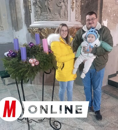 Mókus család a doroszlói templomban: „Kisfiunk meghozta az eddigi legvarázslatosabb karácsonyunkat, ami számunkra a legboldogabb, legszebb, legmeghittebb szeretett családunk körében.”