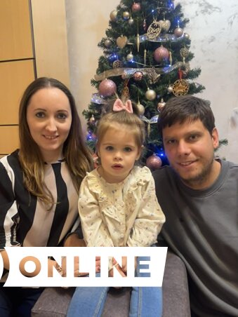 Bancsi család, Piros: „Kívánjuk, hogy a szeretet és az összetartozás érzése töltse meg a szíveket, és hozzon örömet a mindennapokba. Boldog karácsonyt kívánunk mindenkinek!”