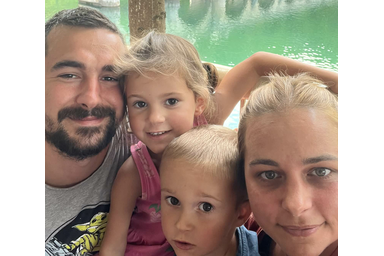 A családi fotó egy utazás során készült