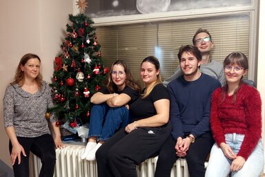 Beszélgetőpartnereink a karácsonyfa és a fűtőtestek melegében (Benedek Miklós felvétele)