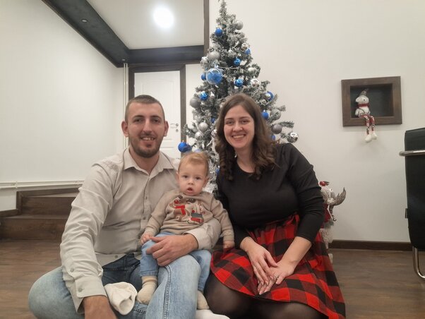 Bálizs család, Szenttamás: „A karácsony csendjében különös erő lakik: összehozza azokat, akik szeretik egymást, meggyógyítja a sebeket, reményt gyújt a sötétben. Legyen az idén is a szíved tele melegséggel,
ölelésben oldódó könnyekkel és olyan pillanatokkal, amelyeket örökre magaddal viszel. Kívánjuk, hogy a szeretet lágyan átöleljen, a béke megpihenhessen az otthonodban, és a karácsony fénye kísérjen egész éven át!”