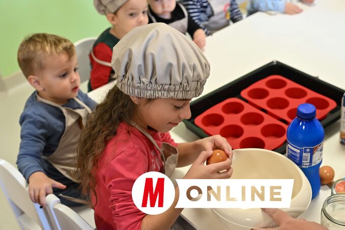 Az ügyes kezű kis kukták gondosan bántak az alapanyagokkal/Molnár Edvárd felvétele