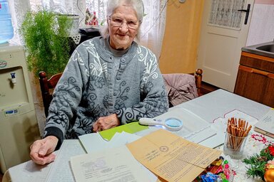 Etelka néni máig őrzi a régi dokumentumokat (Bajić Jenei Klementina felvétele)