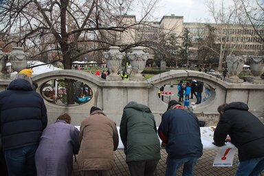 Aláírásgyűjtés Belgrádban (Fotó: Beta)