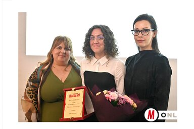 A Magyar Szó Feltörekvő Tehetség díjának átvételekor Erdődi Edvina igazgatóval és Pesevszki Evelyn főszerkesztővel/Ótos András felvétele