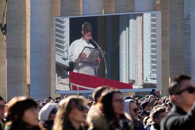 Az egyházfő az Úrangyala-imádságot követően arra kérte a hívőket, továbbra is imádkozzanak a békéért és a háború miatt szenvedő családokért (Fotó: Beta/AP)