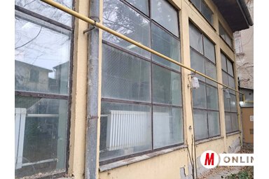 A meglévő tornaterem egyik fala nagyrészt ablakokból áll (Kancsár Izabella felvétele)