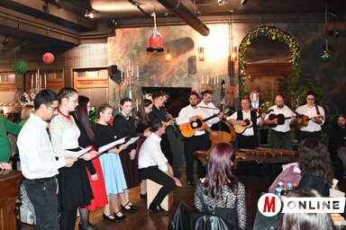 A Szenttamási tamburazenekar és a kórus (Fotó: Paraczky László felvétele)