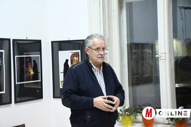 Rajko R. Karišić elmagyarázta a kiállítás lényegét (Fotó: Paraczky László felvétele)