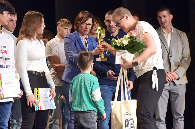 Bajić Halasi Éva (jobbról) vette át Burány Hajnalkától az Életműdíjat
 (Gergely Árpád felvétele)