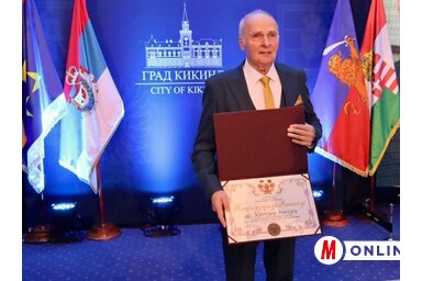 A Városdíjat, Nagykikinda legrangosabb elismerését dr. Antal Zoltán fül-orr-gégész vette át (Vidács Hajnalka felvétele)