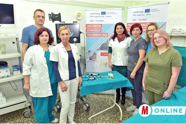 Dr. Csáki Beáta igazgatónő és a Fülorrgégészeti Osztály néhány dolgozója az új vizsgálótoronnyal/Gergely Árpád