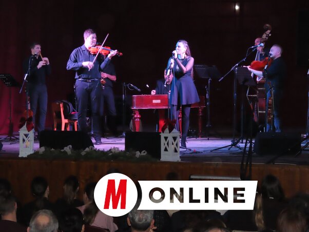 Babos Fehér Nóra és a Fokos zenekar a jótékonysági koncerten Adán/Csincsik Zsolt felvétele