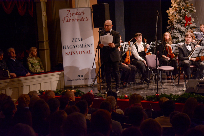 Székely I. István köszönti az újévi koncert közönségét