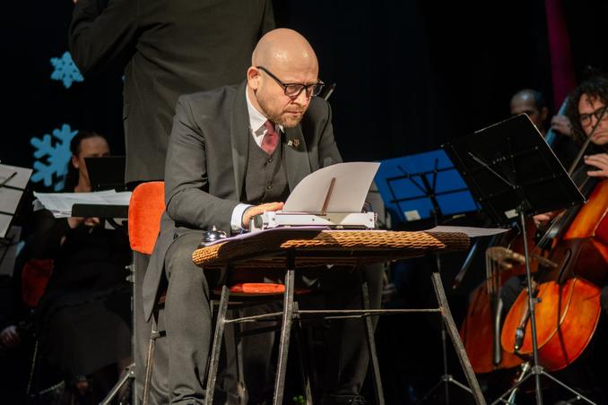 Komolyzenei ,,móka” a koncerten: Székely írógépen játszott