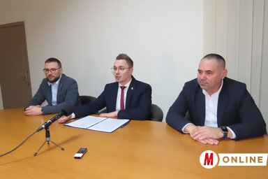 Rigó Flórián, Lakatos Adrián és Tóbiás József az évértékelő sajtótájékoztatón Adán (Fotó: Csincsik Zsolt felvétele)