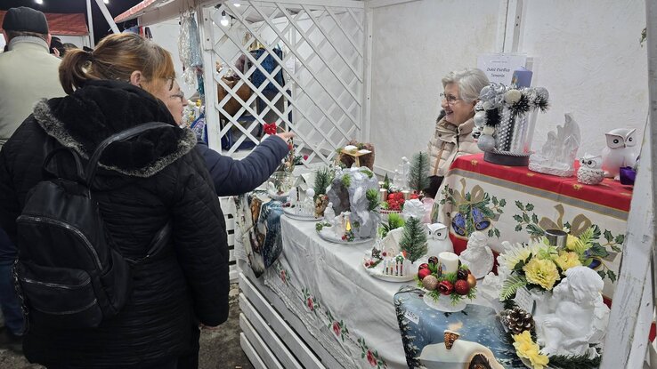 Az új évi kirakodóvásár forgatagában sokan itt szerezték be az ünnepi ajándékokat és apró meglepetéseket (Varga Zoltán felvétele)