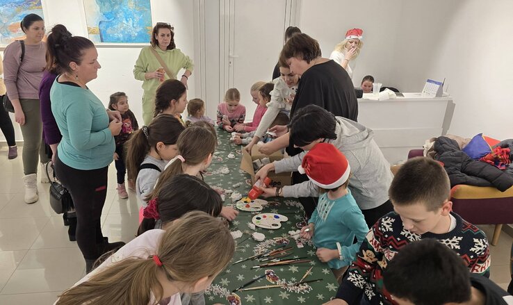 Fenyőfadíszek készítése a legkisebbekkel – a kézműves-foglalkozás az alkotás öröméről szólt (Varga Zoltán felvétele)