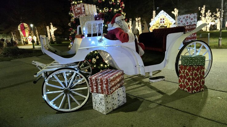 A Télapóval való fényképezkedés az egyik legnépszerűbb program volt a gyerekek körében (Varga Zoltán felvétele)