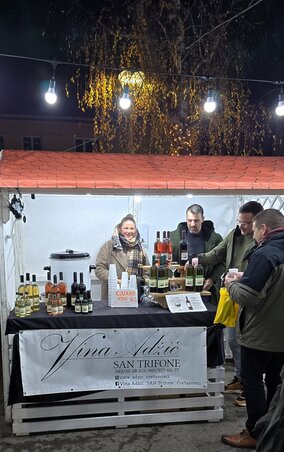 Forralt bor és meleg tea is várta a látogatókat, hogy a hideg téli estéken kellemes legyen az időtöltés (Varga Zoltán felvétele)