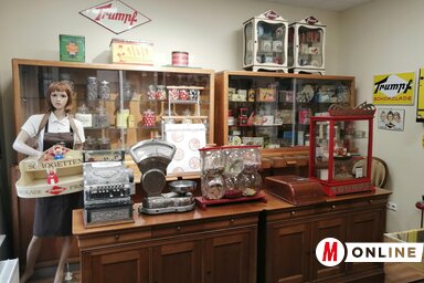 Édességbolt-enteriőr a múlt század 20-as éveinek stílusában (Csík Mónika felvétele)