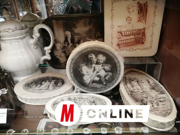 A művészi kidolgozású fémdobozok kifinomult csokoládé-csomagolási ízlésről vallanak