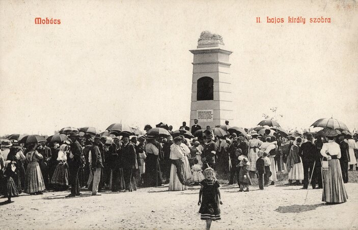 Képeslap a II. Lajos emlékműnél tartott megemlékezésről, 1902-ből (Fotó: hu.wikipedia.org)
